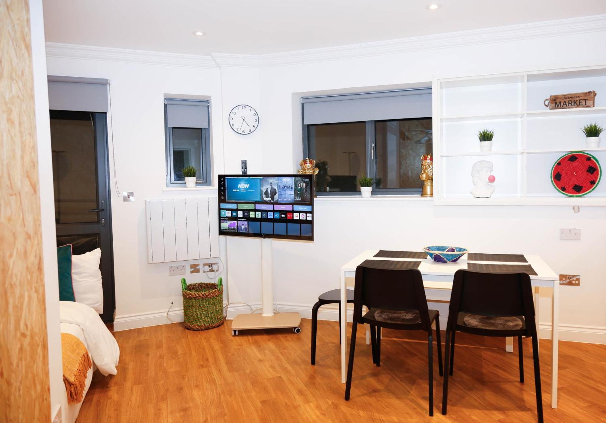 New Luxury Apartments In Central Location Next To Shops, Cafes, Bars & Metro London Exterior photo